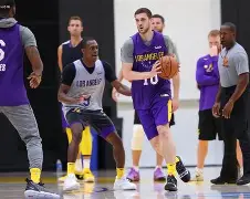 洛杉矶湖人训练开放日，冲刺阶段造点机会引欢呼，全明星赛在即，训练强度明显提升的简单介绍