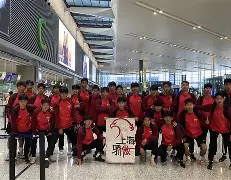 开云体育下载-上海海港训练开放日，关键时刻战术微调引欢呼，NBA季后赛在即，临场指挥获称赞的简单介绍